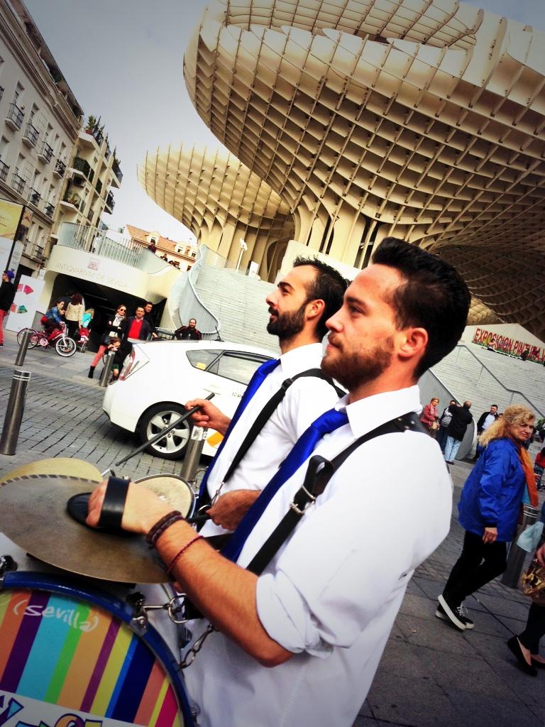 losxuflas's tweet photo. Concentrados para seguir esta tarde  por el centro de Sevilla con @TCBeventos y @Sevilla_deBoda #SevilladeBoda2014 http://t.co/XrXhD3bMC3