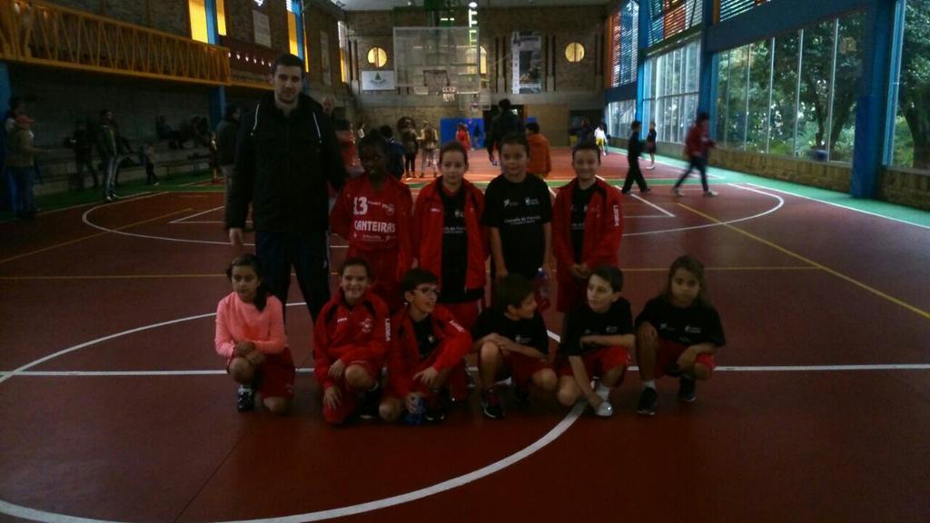 PBBbaloncesto's tweet photo. @PBBbaloncesto Ahi stán nuestros pekes dl club n el 1erPartido Oficial d sus vidas. #BMPBB #PequeñosGigantesDelBasket http://t.co/d4kW48o4dY