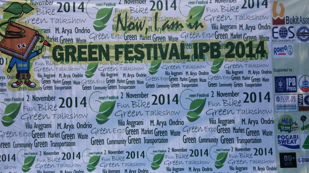 Kakak <a href="/EHBogor/">Earth Hour Bogor</a> foto bareng kakak Panitia <a href="/GFestIPB/">Green Festival IPB</a>, sampai jumpa di Green Festival IPB tahun depan (2015)