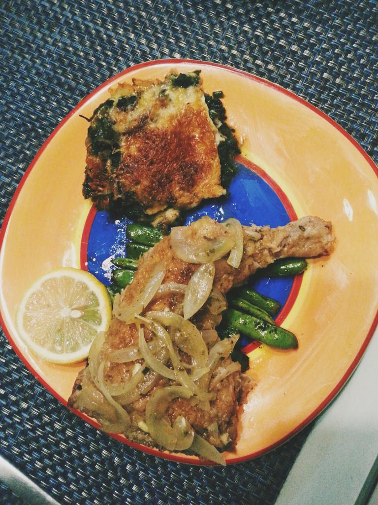 steph_arnaldo's tweet photo. Lemon onion chicken with green beans in chili oil and baked spinach & cheese #CookingWithSteph http://t.co/BOwHP6KYlg