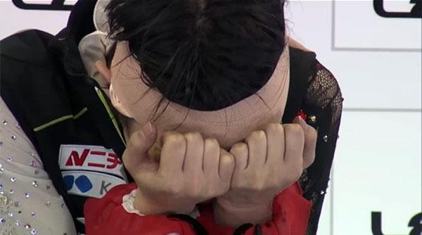 IceTalkPodcast's tweet photo. Hanyu weeps in the kiss and cry after his first-place marks are announced. #CoC14 http://t.co/vsOMKGWXQU