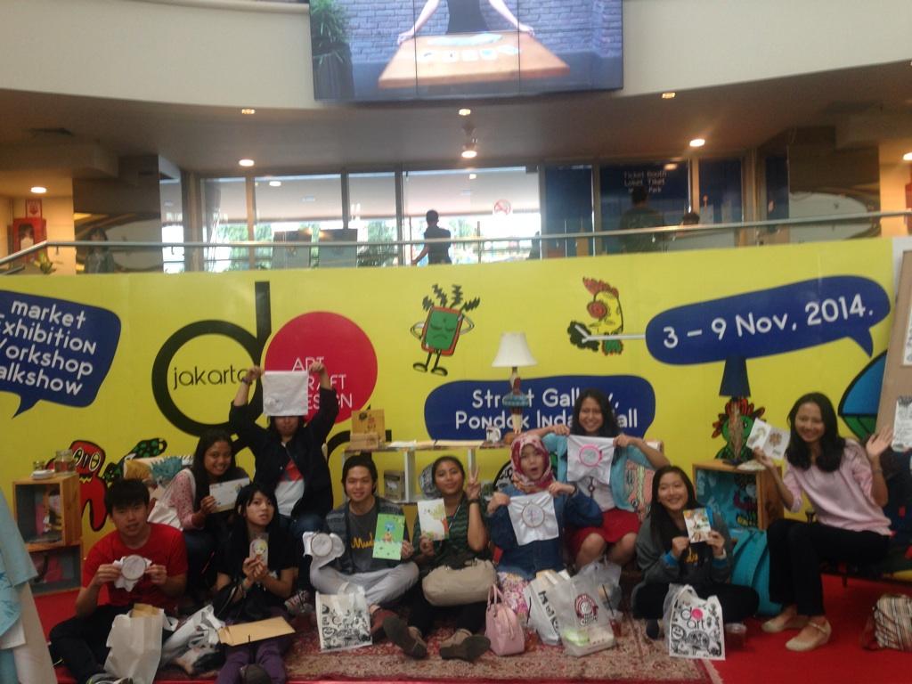DoArtProjects's tweet photo. And that's a wrap for our young friends from @kompasmuda!
THANKS FOR COMING! Hope you had fun! http://t.co/SLZX8kLDHZ