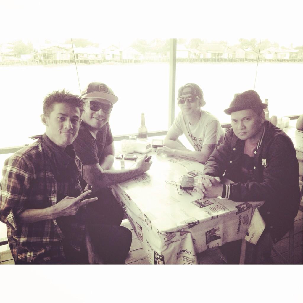 Terimakatos traktirannya bang hakhakhak <a href="/dorysoekamti/">DORY WINDIYANTO</a> <a href="/ErixSoekamti/">Erix Soekamti</a> <a href="/arisoekamti/">Ari Soekamti</a> <a href="/EndankSoekamti_/">Es</a>  :")