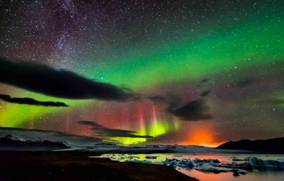 MetroUK's tweet photo. Photographer captures Northern Lights, Milky Way and erupting volcano... in ONE photo http://t.co/hZQKtoUMVb http://t.co/Sqgc0h0TvQ