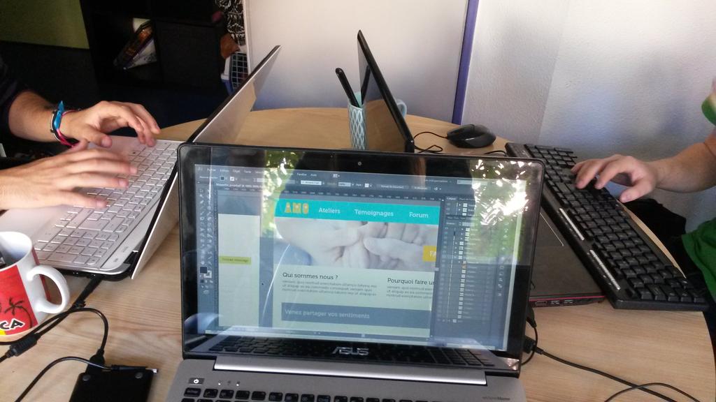 NaudonMarie's tweet photo. Projet collectif, travail intensif. #mmiMontbeliard #TeamProject #communication #presentation #graphisme http://t.co/2py2WGzdC6