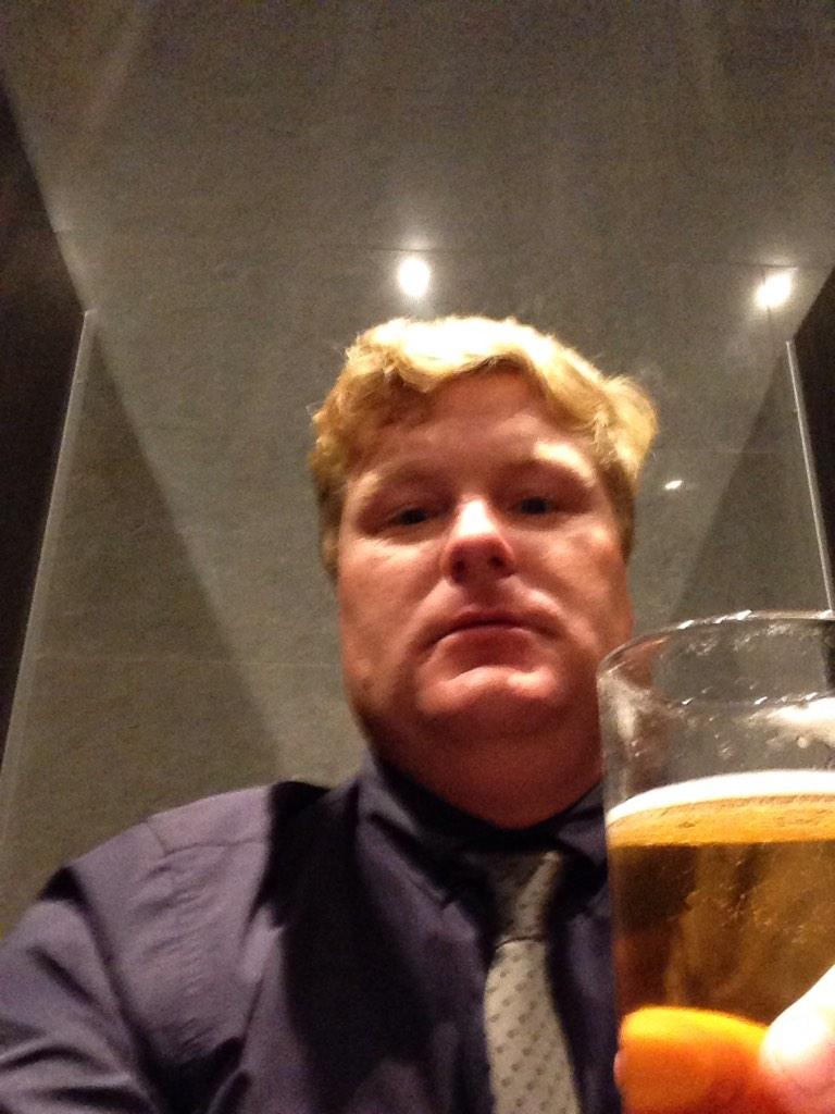 paulrobertdean's tweet photo. At wedding, on throne, with beer #onetonclub @TwiceOnThursday @karlossneaky @gazbot007 @mjdean79 @Chop69A @MBall25 http://t.co/fV857qAWPZ