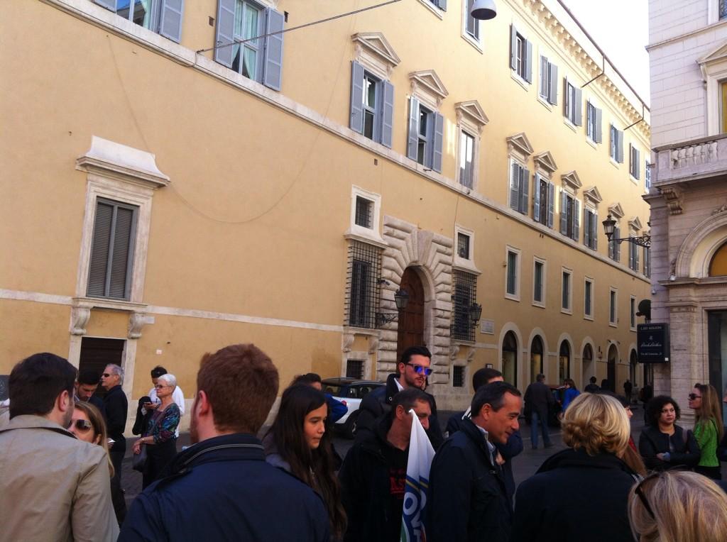 FORZA ITALIA GIOVANI ROMA: a largo Goldoni per dire #MarinoDimettiti e basta a questa #SinistraDeludente!