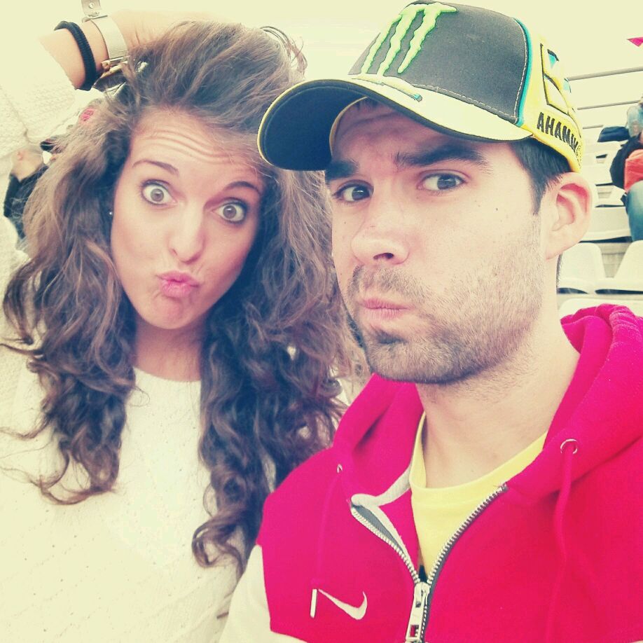 RaquelFranco77's tweet photo. Desde Cañada Rosal (Sevilla) con @Juanmaruger  #LorenGO !! 
Tribuna verde. Sector 14 #MotoGP #Valencia2014 http://t.co/VSKZYn00Vf