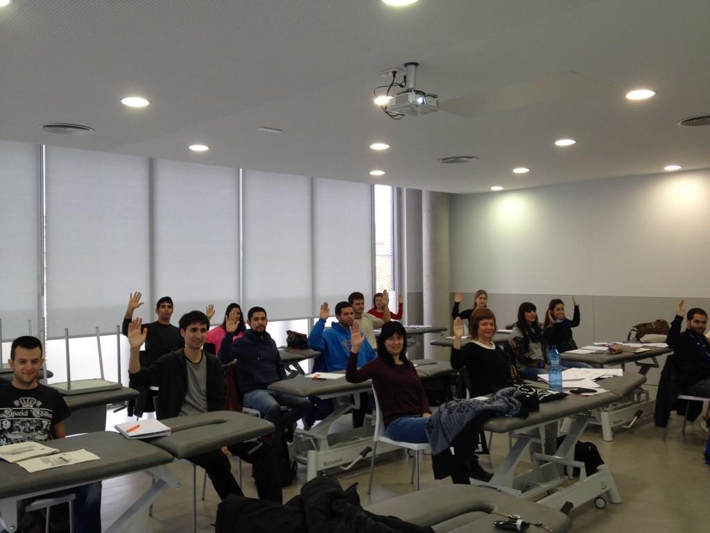 Fisioinquiet's tweet photo. Aquí tots practicant les maniobres amb pacient imaginari @FUBuniversitat #MasterTM @fisiocharlio http://t.co/LzU1kVSdYg