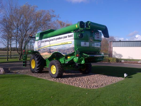We're taking this <a href="/JohnDeere/">John Deere USA</a> S685i combine through The City of London. Any advice for our driver? #LordMayorsShow