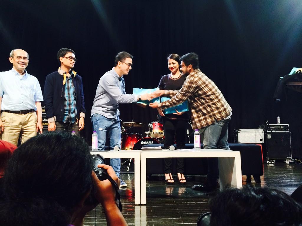 IndonesianYouth's tweet photo. .@danu_indras menyerahkan sertifikat dan plakat kepada Sikdam Hasim, @FaisalBasri dan @Joe_Taslim. #IYCss http://t.co/UGLB37r66h