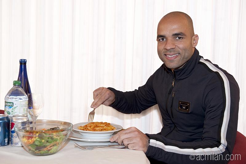 #CasaMilan is showing #SampdoriaMilan tonight at the Cucina Milanello restaurant and Alex will be there!