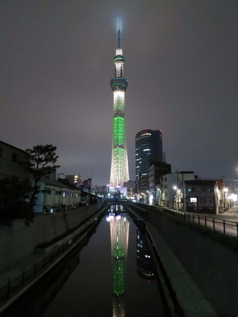 faimura's tweet photo. 明日から海外出張のため、今日は実家に泊まるとこに。クリスマススカイツリーの上の方が霞んでいる♪(´ε｀ ) http://t.co/oROE5o0Mse