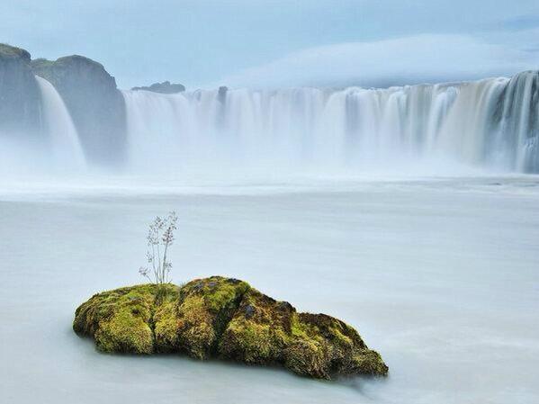 tuvillarural's tweet photo. Cascadas Gadafoss, lslandia http://t.co/r46zflamVR