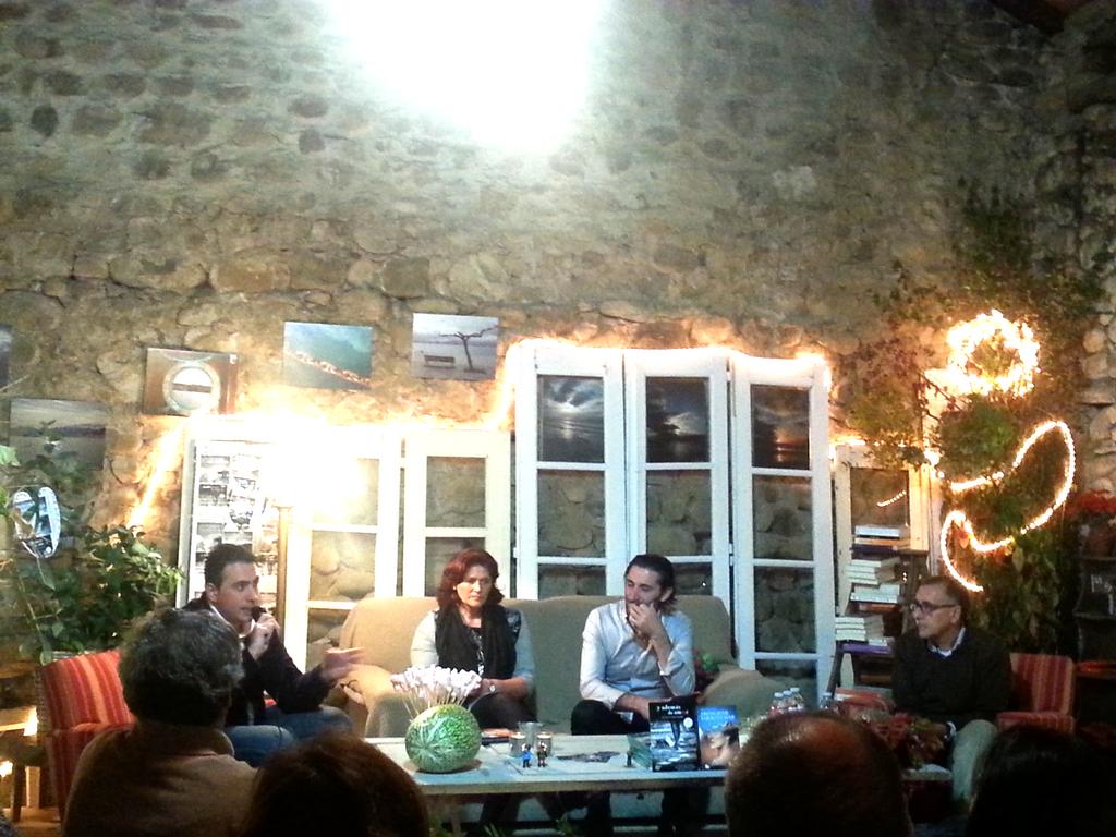 hotelcasonazul's tweet photo. En #CuadraLab hablando con @ConchiRevuelta @JvrGranda @JvrUriarte @mjaviercallejo y @RenataOjerada #libros http://t.co/7Td7yRk9si
