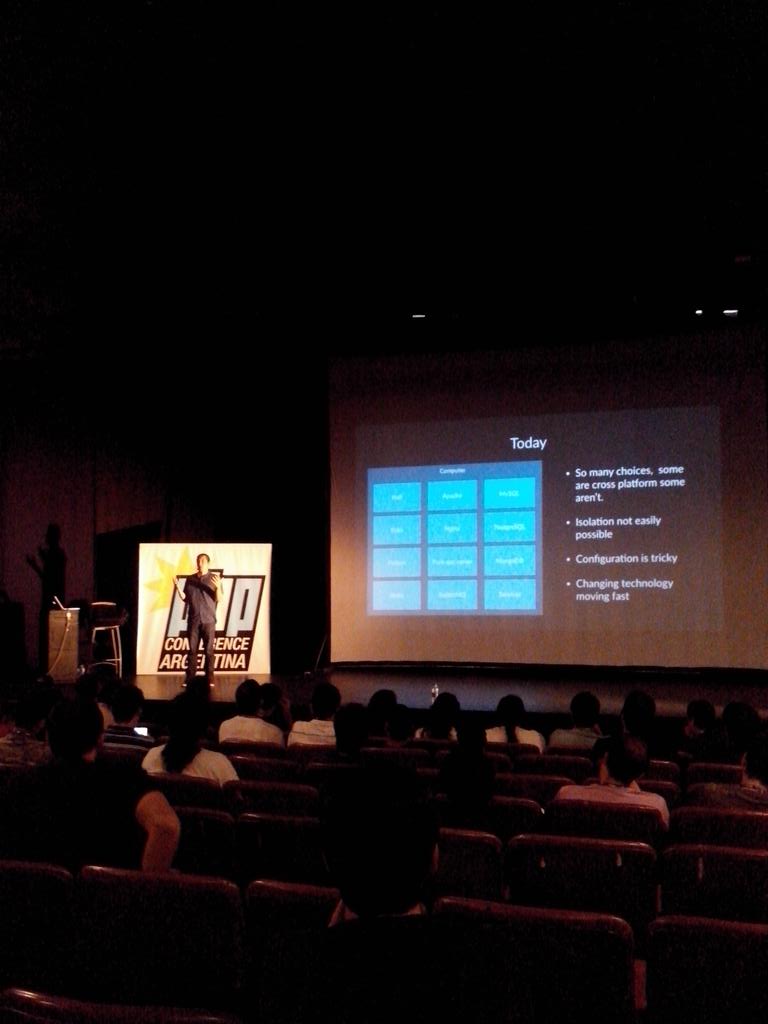 xmarcos's tweet image. Mitchell Hashimoto hablando sobre #vagrant en la #phpconfar