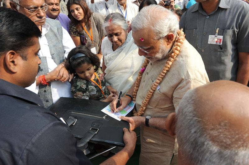 PIB_India's tweet photo. PM Shri @narendramodi visiting the Maa Anandmayee Ashram, in #Varanasi earlier today. http://t.co/IH9Lf2dthz