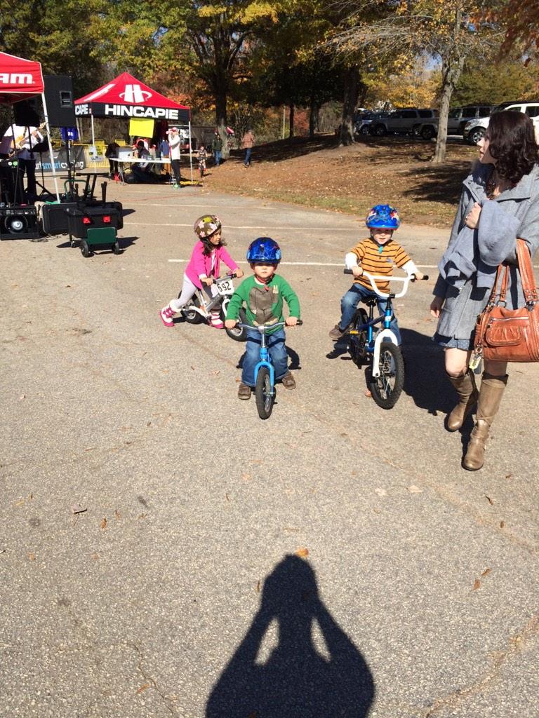 TeamNoTubes's tweet photo. Little ones doing their warm-up intervals before throwing down on the @GreenvilleCXCup course! http://t.co/oTV146e3J7