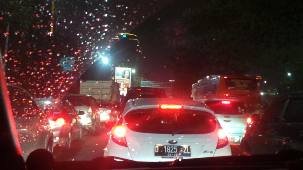 TMCPoldaMetro's tweet photo. RT @DeDelly13: 20.36 semanggi arah cawang padat merayap mulai dari dpn MPR/DPR..cuaca gerimis http://t.co/aSXkod3YS8