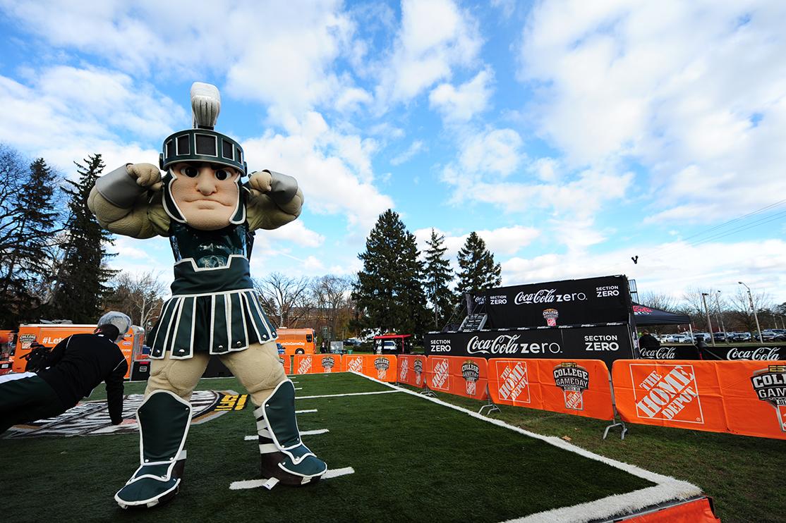 CollegeGameDay's tweet photo. Here We Go! 

GameDay is LIVE from East Lansing. #GetUp4GameDay http://t.co/JuMz04phTH