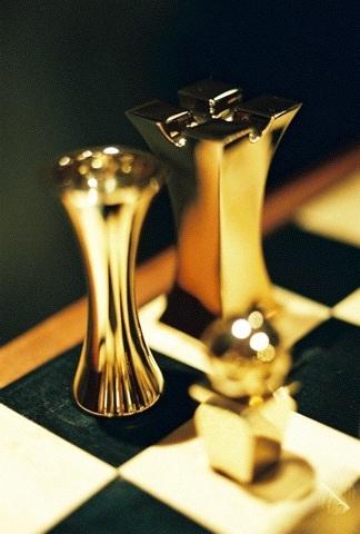 Hypermodern_'s tweet photo. Queen, King &amp; Pawn from the Hypermodern set. 3D printed waxes cast in bronze. Mirror polished. Ebony &amp; maple squares. http://t.co/I6N4csDsS7