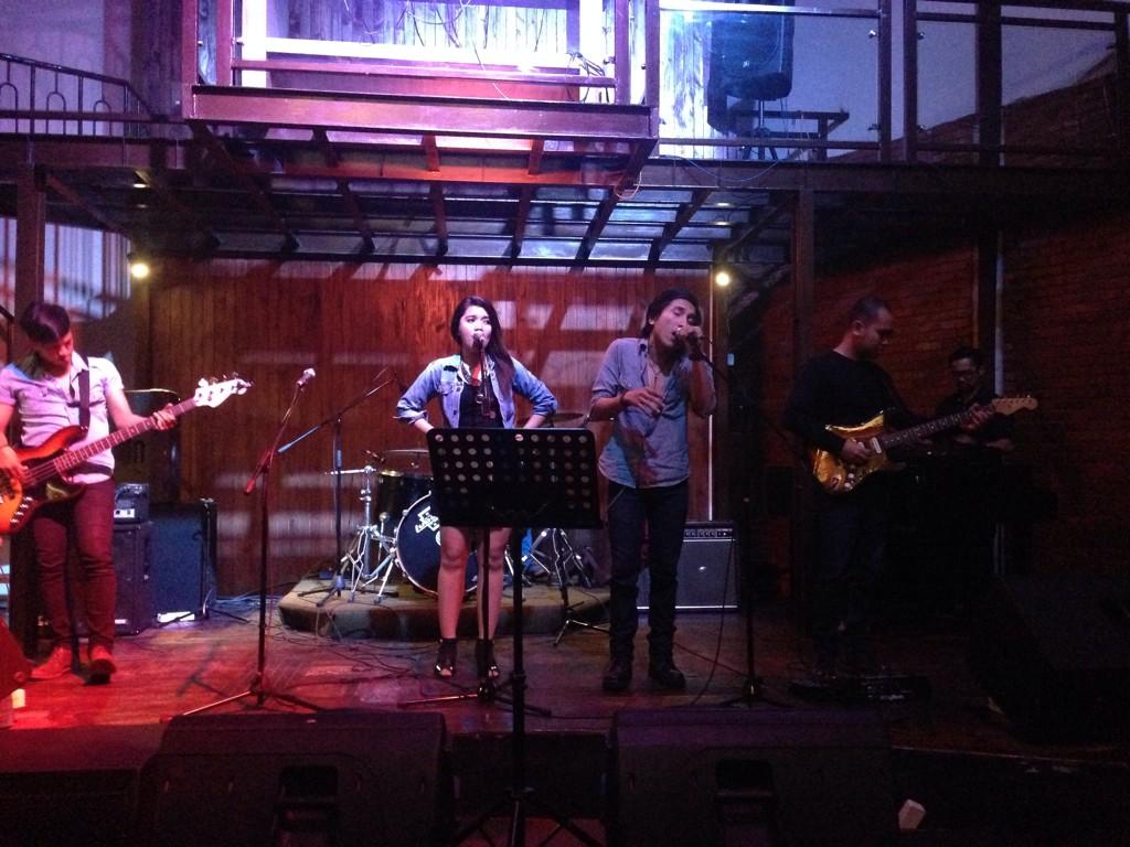 vintagealsut's tweet photo. Happy Saturday Night Vintagers, malam ini kembali ditemani @CAFFETEakustik sampai jam 12 nanti 😚😚 http://t.co/LgJyXaF3Lq