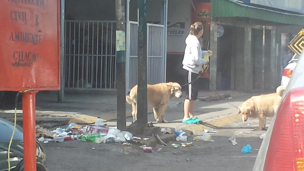 maholydiaz's tweet photo. Pasa el aseo trancando una calle sin dejar pasar a los vehículos, generan cola y encima dejan regada la basura. http://t.co/YdlpZN5Tjz