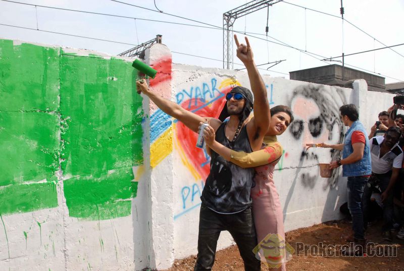 RanveerSingh_FC's tweet photo. Pics - #KillDil team at #Graffiti event in Mumbai : 
#RanveerSingh #AliZafar #ParineetiChopra http://t.co/dsOKhRBWh3