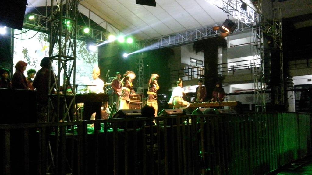 EMINEX2014's tweet photo. @UKM_ITB at Closing EMINEX di lapangan labtek 5 http://t.co/fz9sT0PDQx