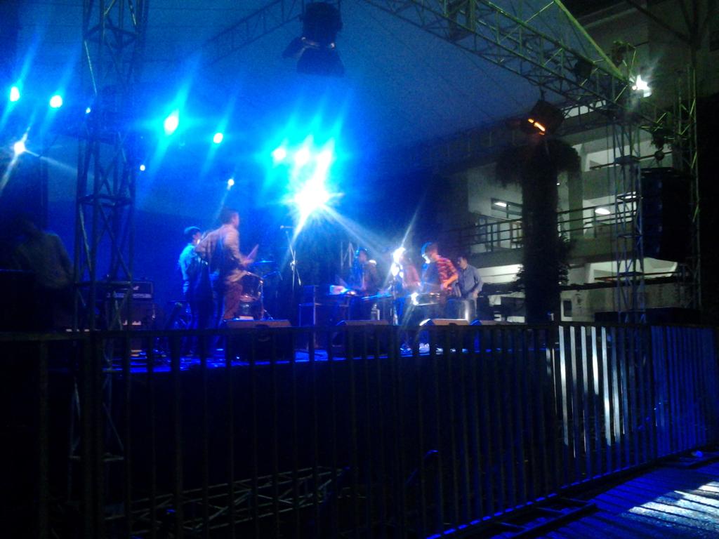 EMINEX2014's tweet photo. Rumah Musik Harry Roesli at Closing EMINEX di lapangan labtek5 http://t.co/0WrW51b1mx