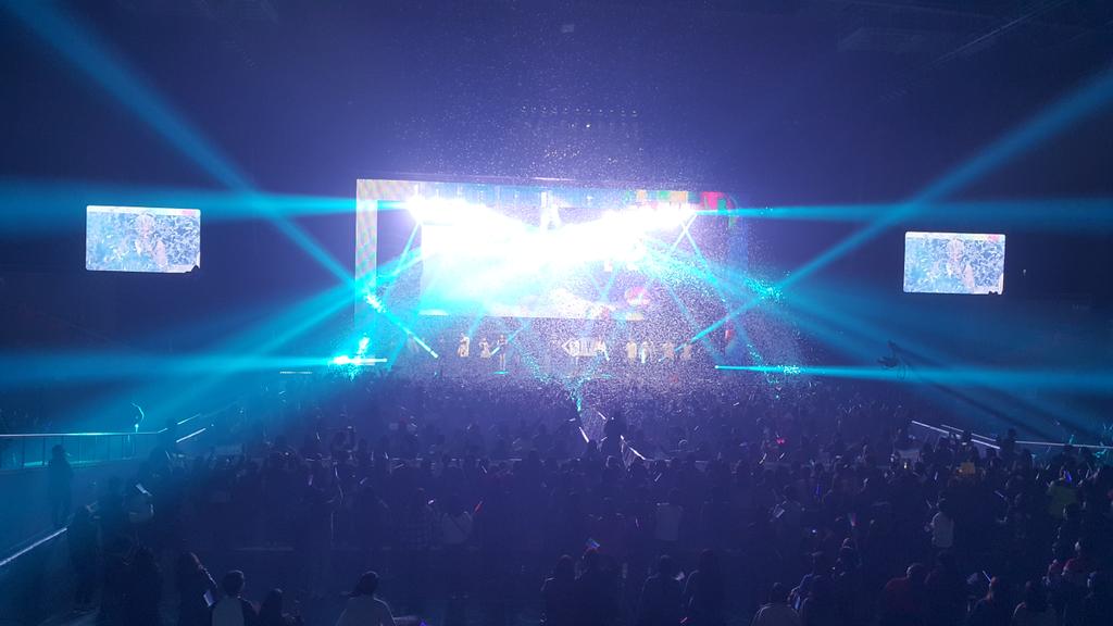 오늘 출연했던 JYP 아티스트 모두 무대에 올라 인사. 선미 Hotfelt 15&amp; 버나드박 Got7 그리고 앞으로 20년 더 무대에 서겠다는 JYP 엄청난 공연에 감사!