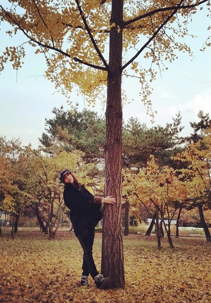 2NE1crew's tweet photo. #2NE1 Minzy and Gong Mama with Dougie today! (Via globalMinzy) http://t.co/YAq9xOyzim