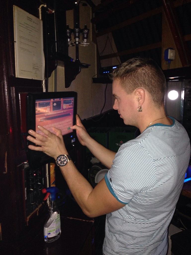 appiendeskipper's tweet photo. Hessel is de dj vanmiddag appie hour van 4 tot 7 http://t.co/ddOr9auODF