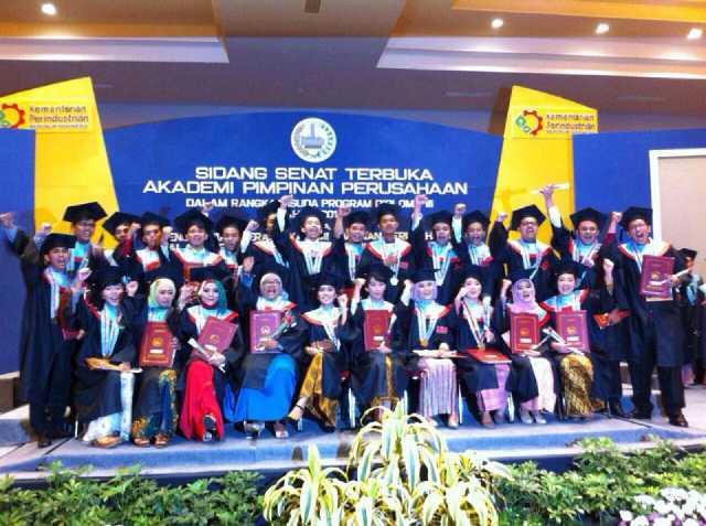 Sema_Produksi's tweet photo. Wisudawan wisudawati RAKSA 🎓 🎓 http://t.co/KUcSYu8EO7