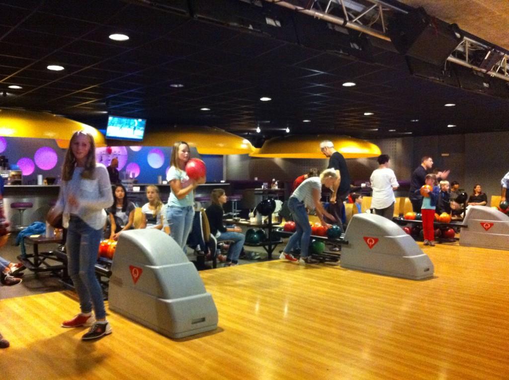 NMHC_MC1's tweet photo. Bowlen bij @Olroundbowling! http://t.co/etJs4xZTGp