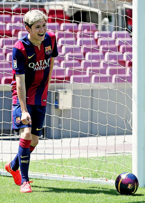 RTDIRECTlONERS's tweet photo. A VOTAÇÃO JA TA ACABANDO ENTÃO DÊEM RT, VAMOS GANHAR PELOS MENINOS #EMABiggestFans1D http://t.co/RiVi9NKUmy