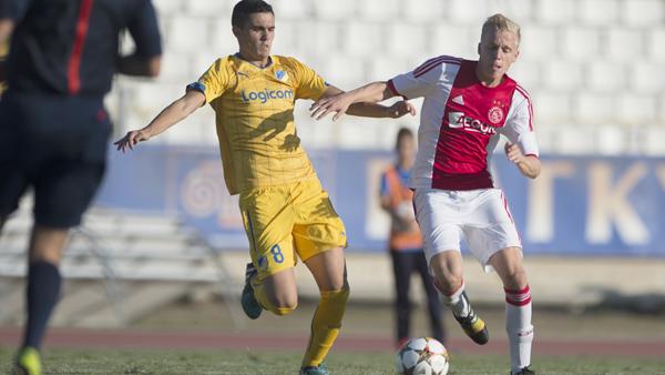 AFCAjax's tweet photo. [VIDEO] Donny van de Beek (#Ajax A1) maakte mooiste Ajax-doelpunt van oktober! Kijk &amp; Geniet! http://t.co/4FfZ0Yn2qF http://t.co/2yy1RckEqf