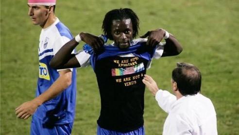 “Somos africanos, no un virus".
Fue el mensaje que mostró el jugador Kamara del Lamia FC. 
Fue sancionado.