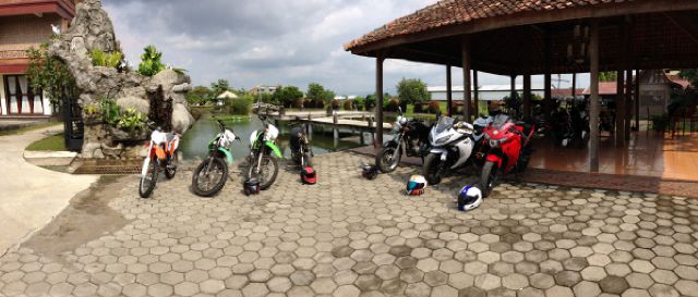 Anung lagi kuker sampe motor ditata gini :v