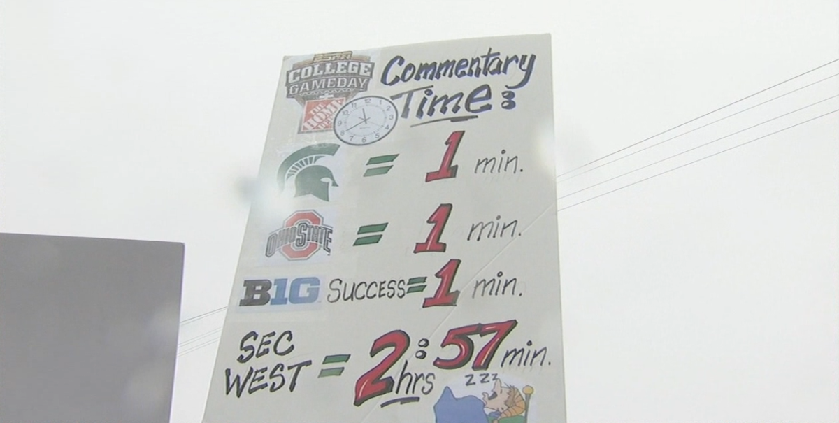 JeeshGoshImJosh's tweet photo. “@CollegeGameDay: #GameDaySigns | Week 11 http://t.co/Yjh9OfD39H” @MichaelRyder #GoSpartans