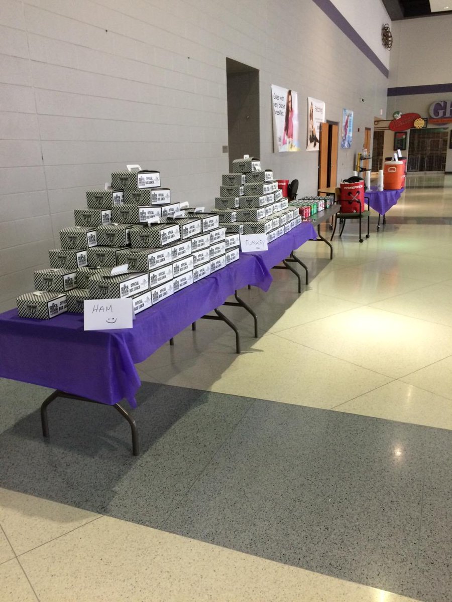 Hughes86Rachel's tweet photo. Ready for lunch? #relayroadtrip2014 http://t.co/hauruq5Erh