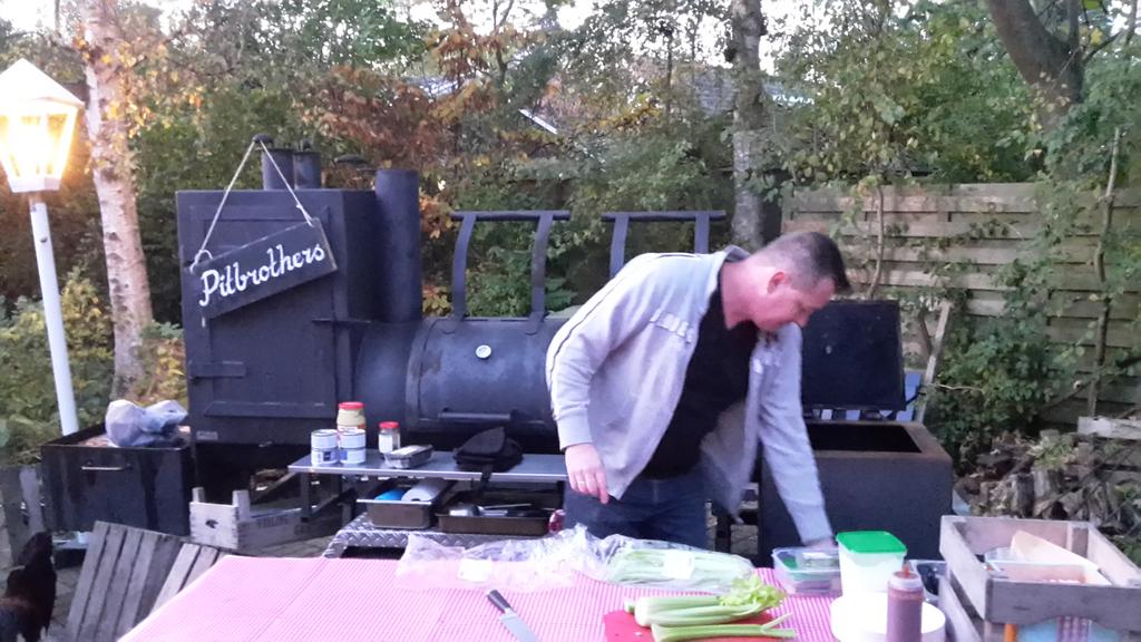 TeaMendurance9's tweet photo. Hier wordt gewerkt @pit_brothers voor de team BBQ. http://t.co/cQBRj68t0J