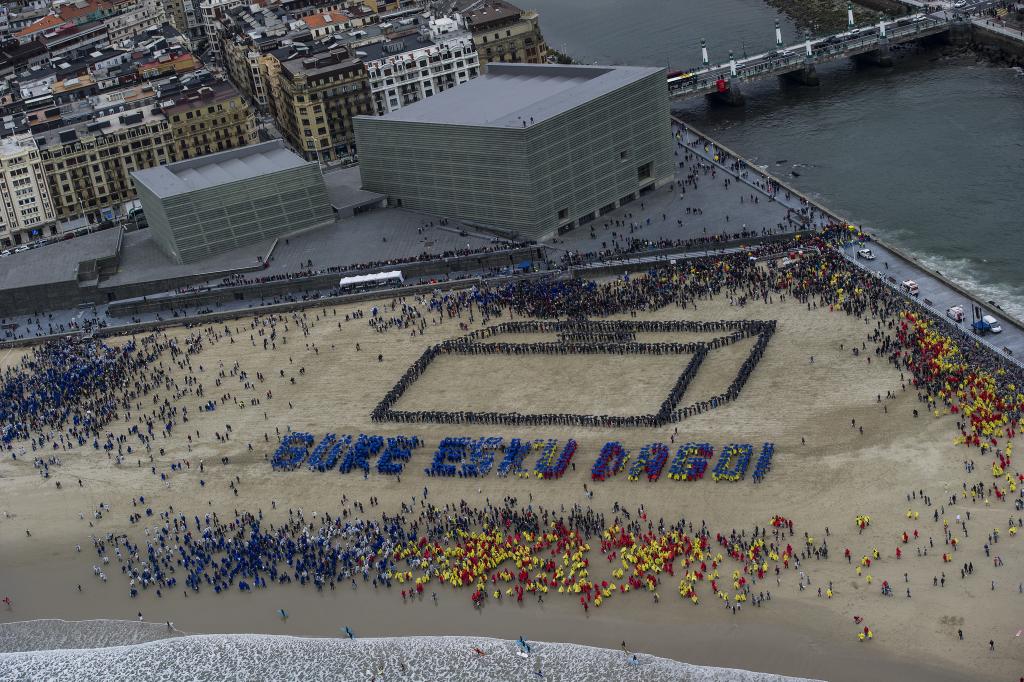 GureEskuGros's tweet photo. Scotland and Catalonia are making it real. We want to decide our future! #basquesdecide http://t.co/QE4zckqBoS