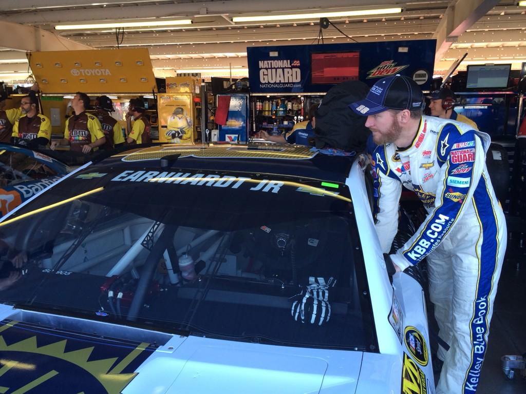 MissSprintCup's tweet photo. Hey @DaleJr fans! Your boy is getting ready for first practice here @PhoenixRaceway! #JuniorNation -KC http://t.co/buycs91sMD