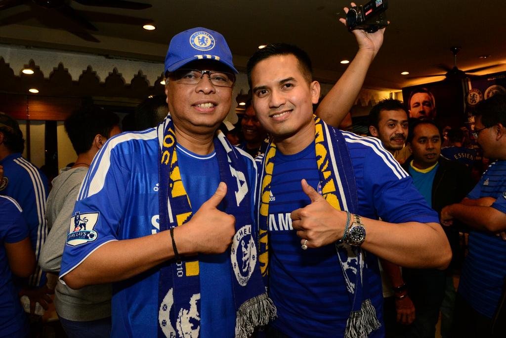 taipanmaster's tweet photo. @IsmailSabri60 bersama @smfaisal10 menonton Chelsea vs Liverpòl di Havok Cafe http://t.co/xzJsfhBUYK