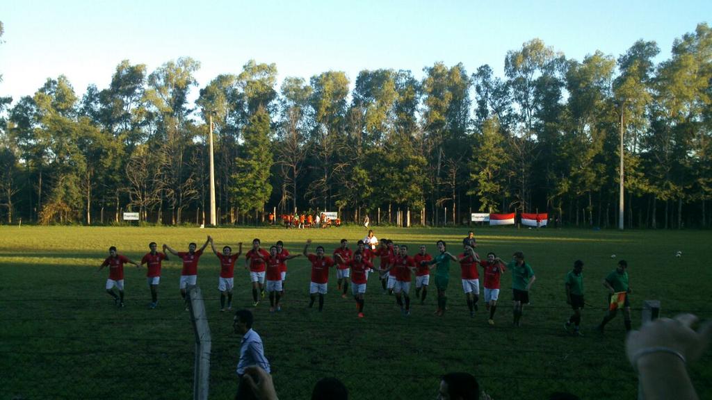 secdedep2015's tweet photo. El equipo campeón fútbol de campo masculino #JJUU2014 http://t.co/2DMyGfQDb8
