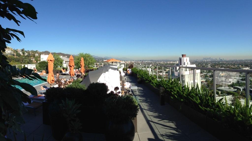 tieks's tweet photo. Family came to LA for the weekend - I'd say we picked a pretty good place to relax ;) #PoolsideCabana #AndazRooftop http://t.co/P6GxNwEu5g