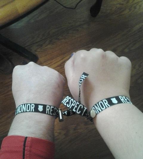 AzrielMessenger's tweet photo. @4kingandcountry Me and my brother @mattb2787 wearing our bracelets proudly! #respectandhonor http://t.co/AOB4HXToYI