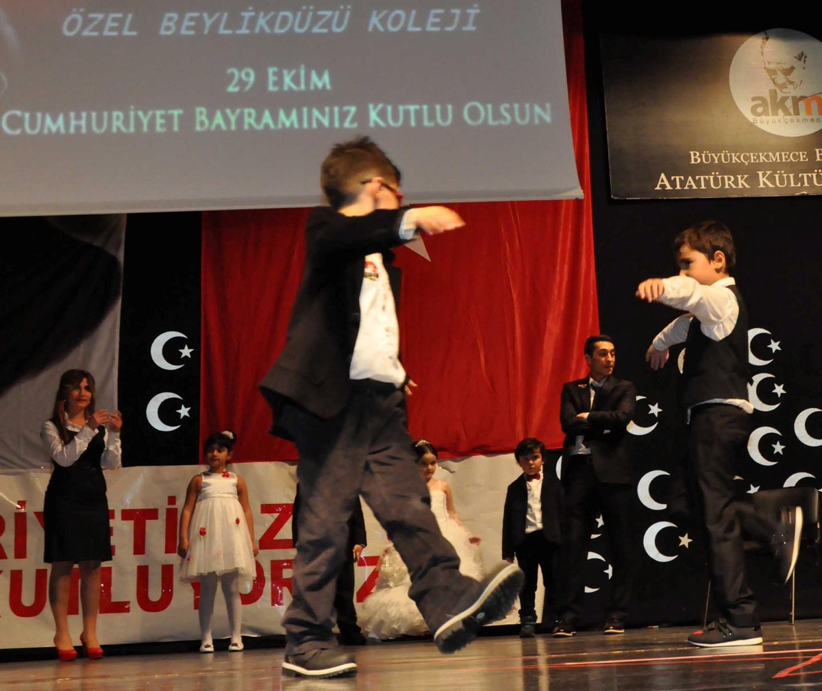 BEYLKDZK's tweet photo. Cumhuriyeti Biz Kurduk Onu Yaşatacak Olan Sizlersiniz!(K.Atatürk)
Okulumuzda Cumhuriyet Bayramı coşkuyla kutlandı! http://t.co/R7AQk27cVW