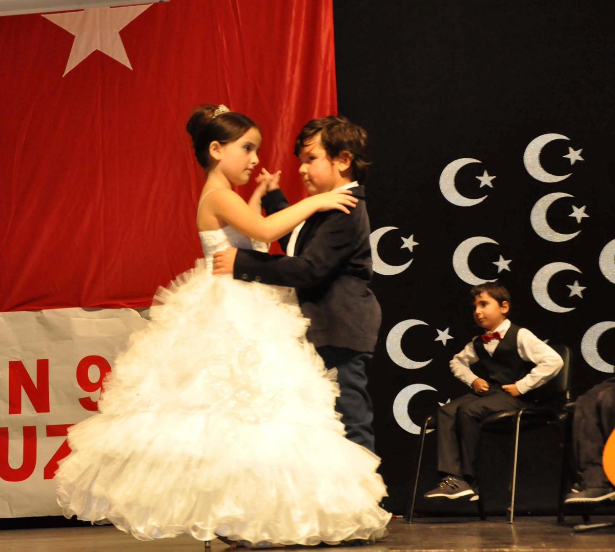 BEYLKDZK's tweet photo. Cumhuriyeti Biz Kurduk Onu Yaşatacak Olan Sizlersiniz!(K.Atatürk)
Okulumuzda Cumhuriyet Bayramı coşkuyla kutlandı! http://t.co/R7AQk27cVW